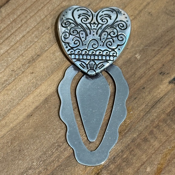 Brighton Heart Floral Tin Box with 3 Silver Heart Pagemarkers/Bookmarks - Picture 6 of 11